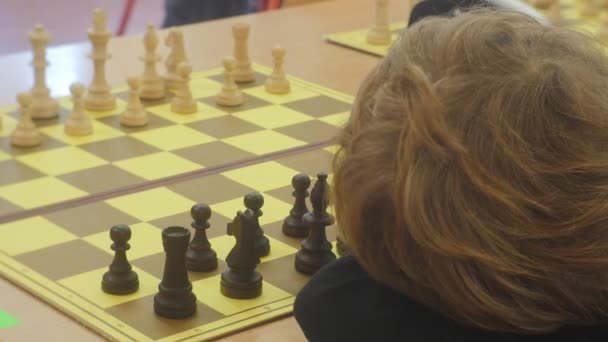 Aburrido Niños en el Torneo de Ajedrez Piezas de Ajedrez Establecido en la Posición Inicial Cabeza de Niño Primer plano "Caballero Negro" Club Estrategia Juego de Mesa Opole Polonia — Vídeos de Stock