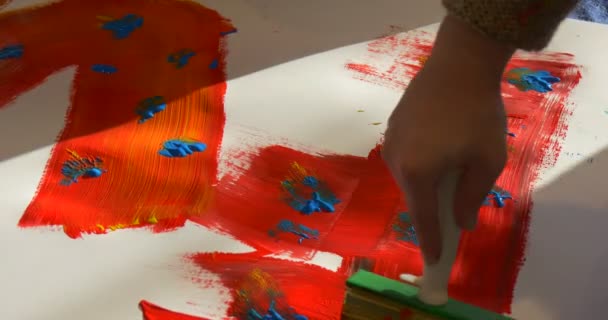 Kids Are Painting in Art Gallery People Paint in Kindergarten Classroom Educators and Kids Animators Entertain the Children Families Parents — Stock Video