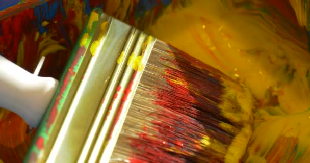 Quelqu'un met un pinceau sale dans un bac à peinture Peinture pour enfants dans une galerie d'art Peinture pour enfants dans un jardin d'enfants Enseignants en classe Animateurs Divertissez les enfants 