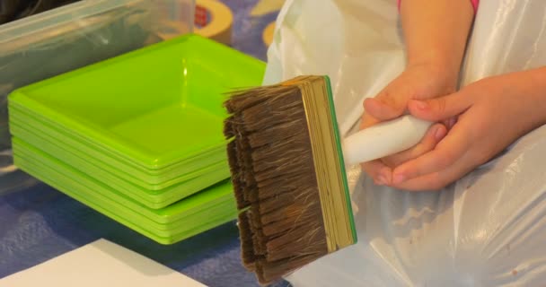 Kid's Hands Hold a Brush Clean Paint Trays People Painting in Art Gallery Child is Waiting to Paint Classroom Educators Animators Entertain the Children — Stock Video