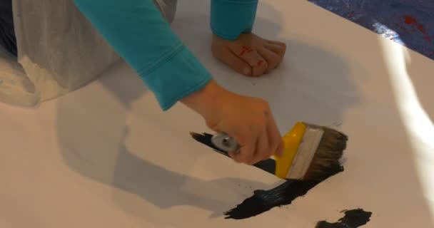 Kid's ręce są wpisywać nazwę na papier czarny obraz w galerii sztuki osób w klasie Wychowawczyń i dla dzieci, animatorzy i rodzin — Wideo stockowe