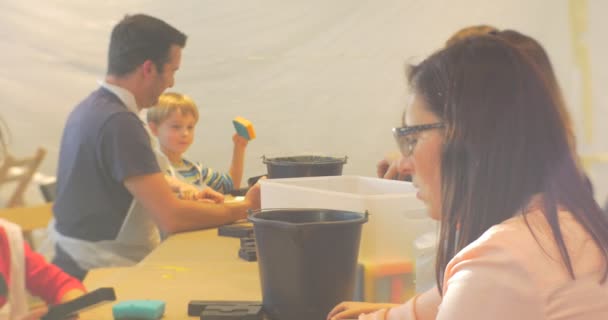家族マスター クラス美術館オポーレのお母さんお父さんは、テーブル絵画教室教育アニメーターで遊んで一緒に子供家族を楽しませる — ストック動画