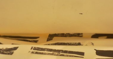 Çocuğun elleri kız lastik pullar ve oyun Sanat Galerisi insanlar boya anaokulu sınıf eğitimciler koyar ve çocuklar animatörler çocukları eğlendirmek