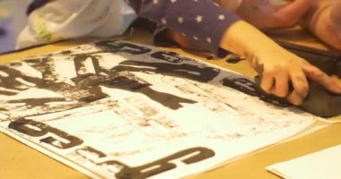 Pullar harfler koyarak çocuk eğitimciler anne anaokulu sınıf eğitimciler Paint'te insanlar ve çocuklar animatörler çocuk Master Class eğlendirmek