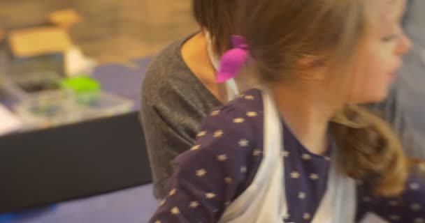 快乐的孩子妇女妈妈玩橡皮戳人涂料在幼儿园课堂教育工作者和孩子逗乐儿童家庭父母 — 图库视频影像