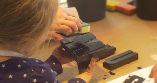 Niños y educadores Padres jugando sellos de goma Letras Personas pintan en el jardín de infantes Educadores y animadores de niños entretienen a los niños — Vídeos de Stock