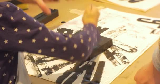 Gyerek és a pedagógusok szülők üzembe bélyegek betűk emberek festék óvoda osztályteremben pedagógusok és gyerekek animátorok szórakoztatják a gyermekek Mester osztály