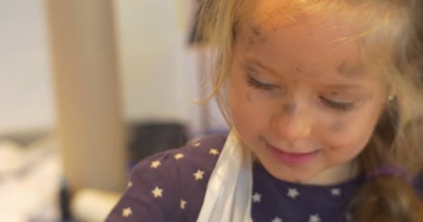 더러운 아이의 얼굴 심각한 소녀는 아트 갤러리에서 사람들이 유치원 교실 교육자와 아이 애니메이터 즐겁게 어린이 가족에 재생 그림 — 비디오