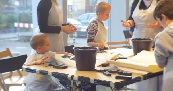 Master Class Opole Art Gallery Niños Imprimir Cartas Negras en la Mesa Pintura en la Galería de Arte Poner un sello en el aula Familias Educadores Animadores — Vídeos de Stock