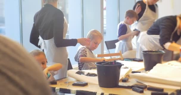 大师级的奥波莱艺术画廊孩子打印黑色字母在表绘画在把邮票放在教室家庭教育工作者动画的艺术画廊 — 图库视频影像
