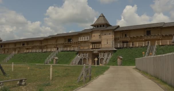 Straße, Weg zur antiken Stadt, Freilichtmuseum, Spurensuche links, Schaukeln, Bauwerke auf einer grünen Wiese — Stockvideo