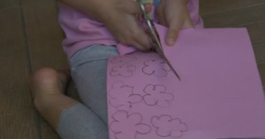 Sarı Saçlı Küçük Kız, Pembe T-Shirt Ve Gri Pantolon, Bir Katta Oturuyor, Renkli Kağıt, Kağıt Pembe Levha Gelen Çiçekler Kesme