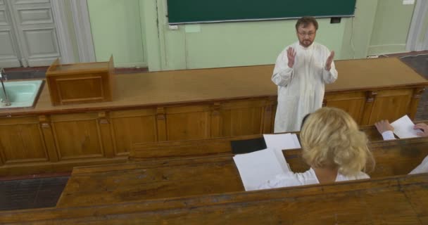 Professor, mannelijke, scheikundige, Biologst is het houden van lezing, les, leraar, studenten in auditorium, amfitheater, einde van de les, studenten zijn Applaute — Stockvideo