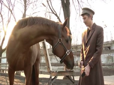 Bir Adam Kahverengi At Çizer