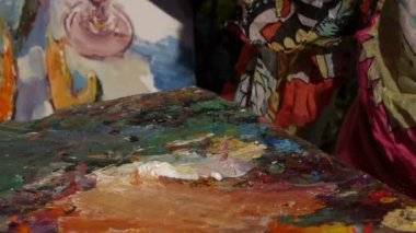 Bir kadında bir teras üzerinde parlak elbise çizer resimleri