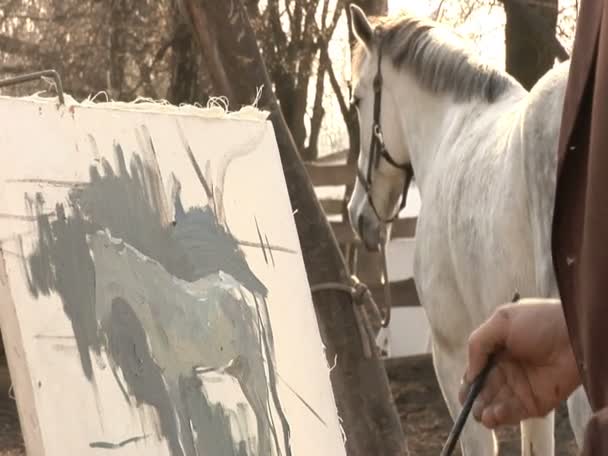 Человек в костюме рисует лошадь — стоковое видео