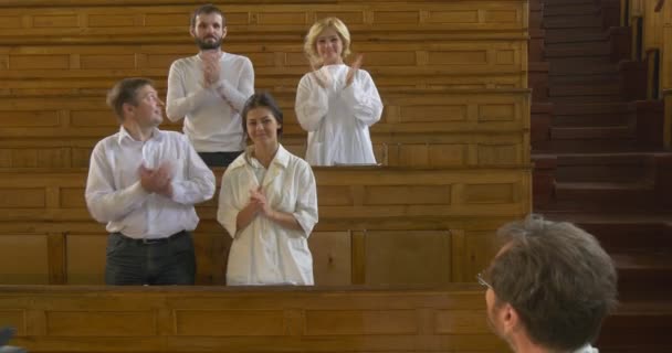 Profesor, Hombre, Químico, Biólogo está celebrando Conferencia, Lección, Profesor, Estudiantes en el Auditorio, Anfiteatro, Estudiantes aplaudiendo están de pie — Vídeos de Stock