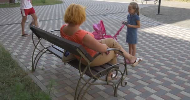 一个带婴儿车的女孩 — 图库视频影像
