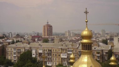 Sofievskaya Meydanı, Kiev Mykhailivska Meydanı, St Michael Katedrali, Çan Kulesi, Cross ile Altın Kubbe, Tilt Down, Yeşil Çatılar Katedrali