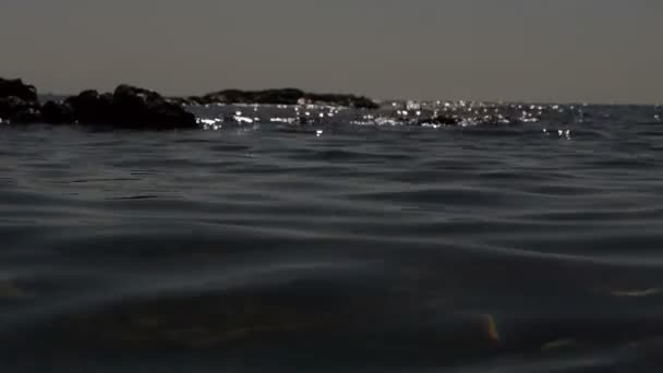 Море ночью — стоковое видео