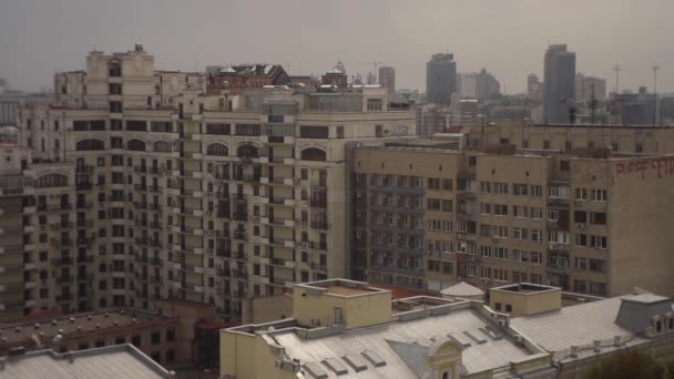 Zona de estar de Kiev, Seguimiento a la izquierda, Casas de varios almacenes, Cerca de la plaza Sofievskaya, Plaza Mykhailivska en Kiev, Campanario — Vídeo de stock