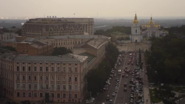 Sofievskaya Square, Mykhailivska tér Kijevben, Szent Mihály székesegyház, harangtorony, Rain starts — Stock videók