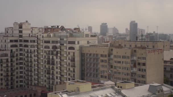 Élő terület a Kijev, közel Sofievskaya tér, Mykhailivska tér Kijevben, Szent Mihály székesegyház, harangtorony, követés bal — Stock videók