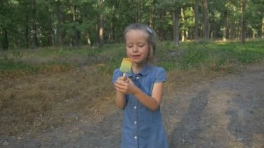 A Little Girl Bir Parkta Dondurma Yiyor