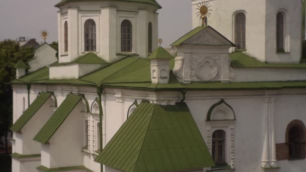 Kiev Sofia Church, Sofia of Kiev, Exterior, Green Roofs Closeup, Tracking Right, Towers of Cathedral, Multi Storeyed House on Background — Stock Video