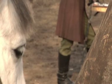 Takım elbiseli bir adam at çizer