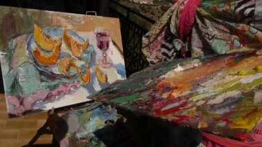 Bir kadında bir teras üzerinde parlak elbise çizer resimleri