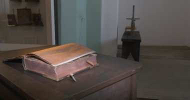 Eski tablo Closeup, sağ yana gelen, elini kitap, Video filme, tarihi kitap aracılığıyla Leafing kitaptır. Kievo-Pecherska Lavra