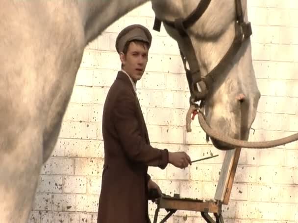 Ein Mann im Anzug zieht Pferd — Stockvideo