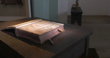 Elin açılış eski kitap, kitap masada Video filme, tarihi kitap var. Eski makineleri, baskı, Kievo-Pecherska Lavra için Araçlar