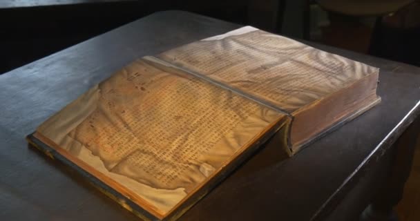 Vieux livre agrandi, les mains sont Leafing à travers le livre, livre du Nestor le chroniqueur « Le conte de révolue ans », Paterik Kievo-Petcherski, lumière de la lampe