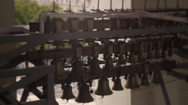 Bell Tower of Sofia van Kiev, kathedraal, Bells zijn Agganged tussen twee wanden — Stockvideo