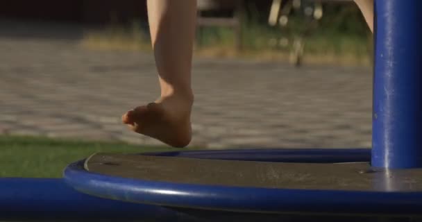 Uma rapariga num parque infantil — Vídeo de Stock