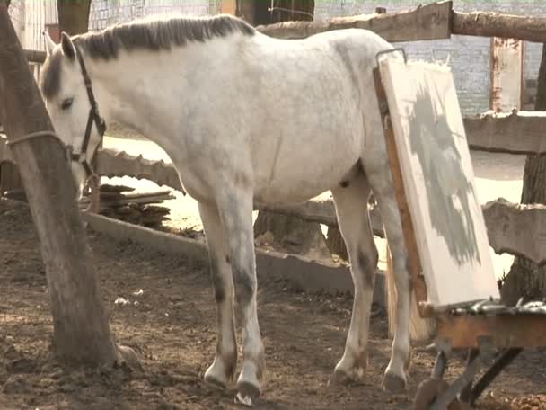 Un homme en costume dessine un cheval 