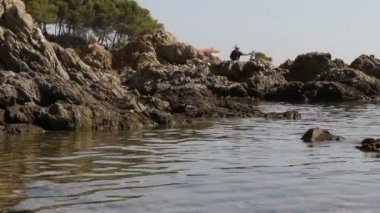 Orta yaşlı bir sanatçı deniz bir resim yapar