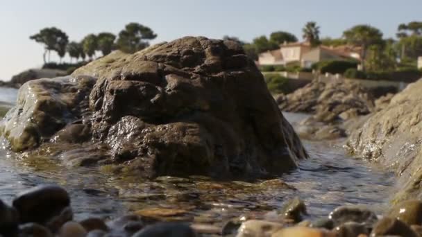 Wody przepływającej przez kamienie — Wideo stockowe