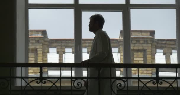 Professore, Chimico, Biologo, La silhouette dell'uomo sullo sfondo di una luce dalla finestra, Auditorium universitario, Passeggiata lungo il Corridoio — Video Stock