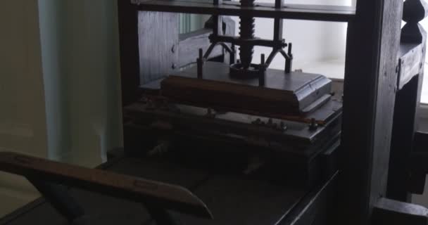 早期的打印机工具，印刷设备，历史的印刷，博物馆，Kievo-Pecherska 修道院，工具与螺纹，木制零件 — 图库视频影像