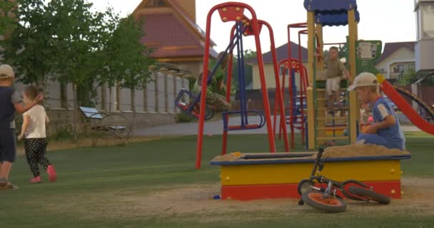 Niños juegan en el patio — Vídeo de stock