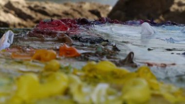 Orta yaşlı bir sanatçı deniz bir resim yapar