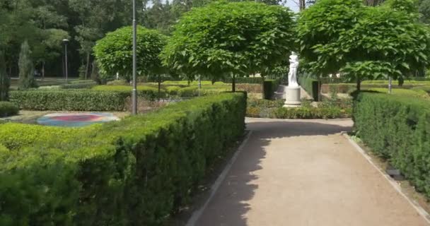 Un callejón con estatuas en el parque — Vídeo de stock