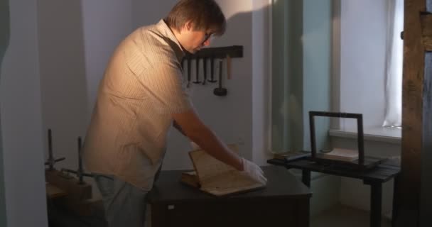 Man in Gloves is Leafing Through The Nestor The Old Book, Chronicler 's Book "The Tale of Bygone Years", Paterik Kievo-Pechersky, Kievo-Pecherska Lavra — Vídeo de Stock