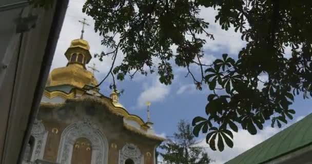 Athenium in Kiev, kathedraal van Asleeping van Mary, buitenkant, achter de kastanjeboom, entree — Stockvideo