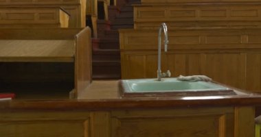 Classrom, konferans salonu, konferans salonunun Üniversitesi, öğretmenin tablo, su lavabo, ahşap masaları ile dokunun