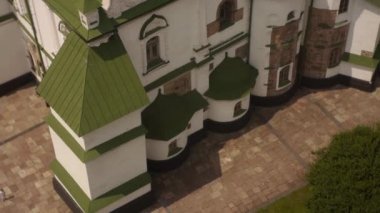 Kiev Sofia Church, Kiev Sofia, dış, pembe elbise kadında kare tarafından geçiyor