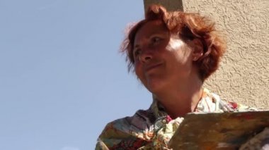 Bir kadında bir teras üzerinde parlak elbise çizer resimleri